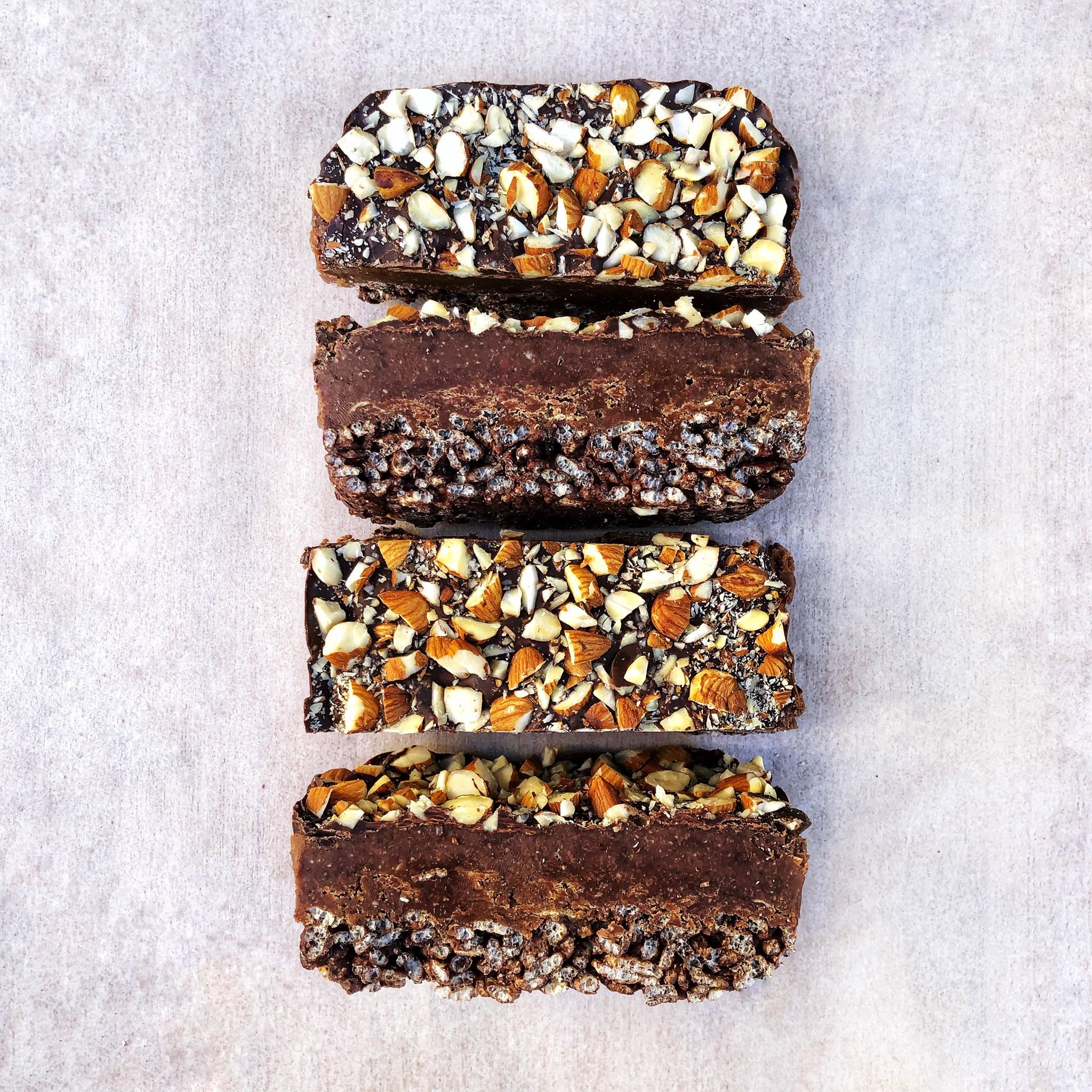 6-INGREDIENT CHOC CRACKLE PROTEIN FUDGE SLICE » RUN2FOOD