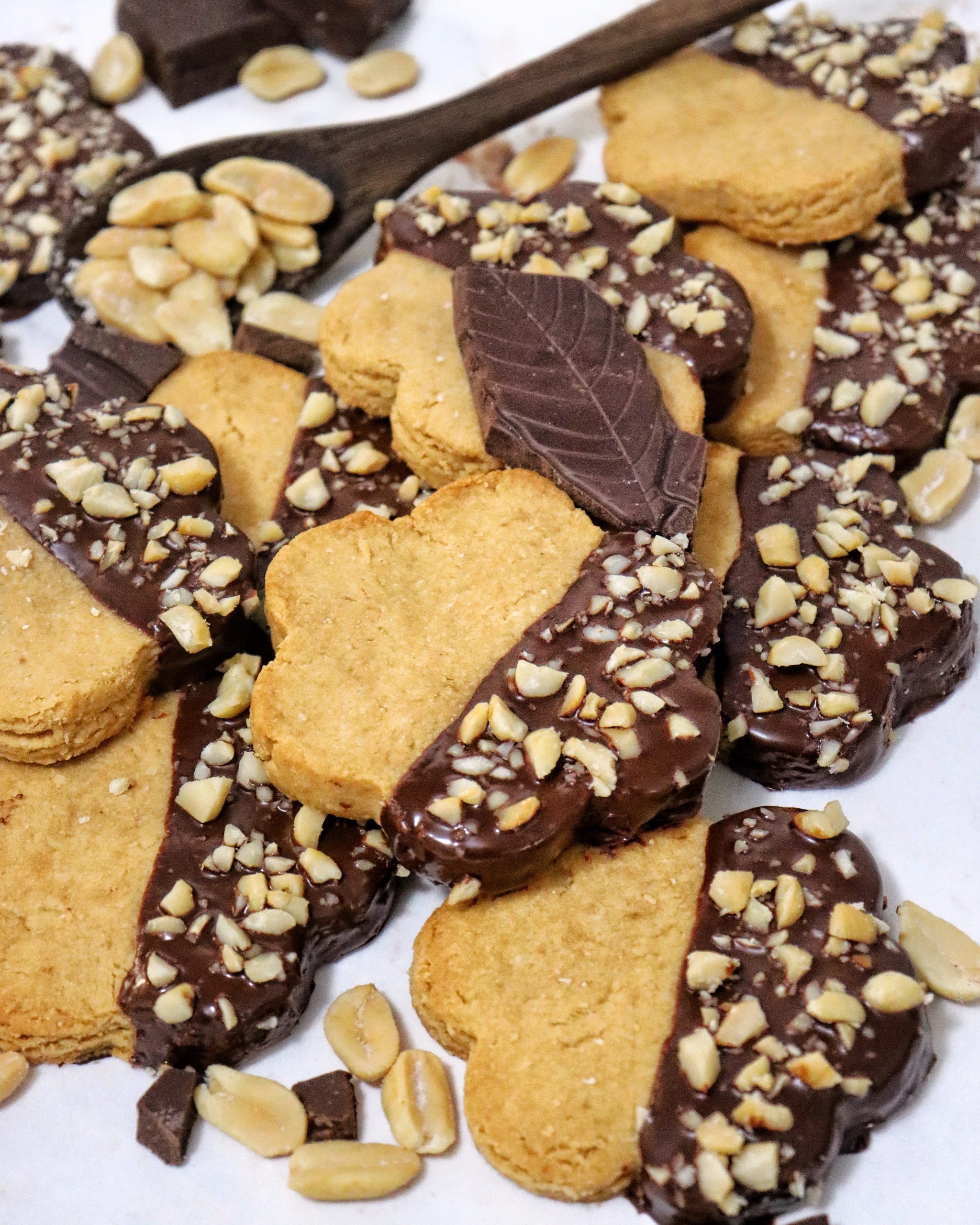 4-INGREDIENT CHOC DIPPED PEANUT BUTTER SHORTBREAD COOKIES » RUN2FOOD